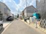 交通量の少ない前面道路ですので、小さなお子様がおられるご家庭でも安心してお住まいいただけます。