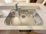 浄水器をスリムに内蔵したハンドシャワー式の水栓金具です。シンクもスッキリ！
