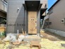 家の顔となる玄関は、格調高いデザイン性が求められます。高級感と断熱性、防犯性に優れた玄関ドアを標準装備。