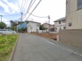 交通量の少ない前面道路ですので、小さなお子様がおられるご家庭でも安心してお住まいいただけます。