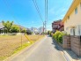 空が広々と感じられる閑静な住宅街。前面道路はゆとりがあり、車での通行もスムーズで、日々の暮らしに落ち着いた心地よさをもたらしてくれる穏やかな環境です
