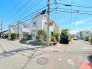 角地に位置する開放的な立地で、前面道路は広々としており、穏やかな住環境と心地よい距離感が保たれた暮らしを予感させます
