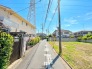 空の広がりを感じる、穏やかな住宅街の落ち着いた前面道路です。周辺は静かで整理された環境が整っており、日々の暮らしに心地よいゆとりをもたらしてくれるような、開放感のある雰囲気となっています
