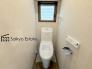 トイレはお掃除が簡単なタイプを採用！ウォッシュレット付きで快適です♪窓がございますので、空気の入れ替えが出来るのも好ポイントですね！