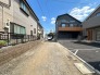 交通量の少ない前面道路ですので、小さなお子様がおられるご家庭でも安心してお住まいいただけます。