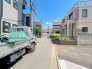 交通量の少ない前面道路ですので、小さなお子様がおられるご家庭でも安心してお住まいいただけます。