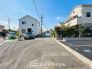 交通量の少ない前面道路ですので、小さなお子様がおられるご家庭でも安心してお住まいいただけます。