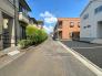 交通量の少ない前面道路ですので、小さなお子様がおられるご家庭でも安心してお住まいいただけます。