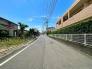 交通量の少ない前面道路ですので、小さなお子様がおられるご家庭でも安心してお住まいいただけます。
