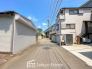 落ち着いた住宅街の雰囲気が広がる前面道路は、日々の暮らしに静かな安らぎと安心感をもたらしてくれます
