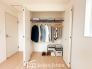 各居室に収納を設けておりますので、衣類の他にもカバンや小物など何でも収納して、居室の全空間を有効活用できます♪※衣類や小物類はCG加工しています。