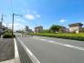 前面道路、幅員がございますので、駐車もスムーズに行えます！家の前に歩道がございますので、お子様の外出も安心です！