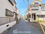 穏やかな住宅街に馴染む前面道路は、落ち着きのある佇まいで日々の暮らしに静かな安らぎをもたらします
