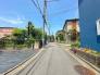 交通量の少ない前面道路ですので、小さなお子様がおられるご家庭でも安心してお住まいいただけます。