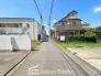 交通量の少ない前面道路ですので、小さなお子様がおられるご家庭でも安心してお住まいいただけます。