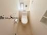 換気にも配慮した窓付きのトイレスペースとなっています。こちらは嬉しいウォシュレット機能付きです。