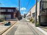 交通量の少ない前面道路ですので、小さなお子様がおられるご家庭でも安心してお住まいいただけます。