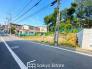 交通量の少ない前面道路ですので、小さなお子様がおられるご家庭でも安心してお住まいいただけます。