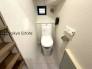 換気にも配慮した窓付きのトイレスペースとなっています。こちらは嬉しいウォシュレット機能付きです。
