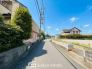 交通量の少ない前面道路ですので、小さなお子様がおられるご家庭でも安心してお住まいいただけます。