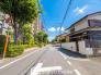 お車の出し入れがスムーズに出来る前面道路になります。ストレスを感じる事なく出来ますので駐車苦手な方もご安心いただけます。
