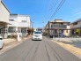交通量の少ない前面道路ですので、小さなお子様がおられるご家庭でも安心してお住まいいただけます。