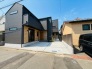子育てにも嬉しい、緑豊かな自然が広がる閑静な住宅地、南向きの邸宅です。この機会に是非現地をご覧ください。
