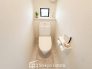 1Fと2Fにトイレがございますので、朝の忙しい時間帯も安心です。毎日使う場所だからこそ、綺麗に清潔にこだわりたいですね♪（B号棟）※小物類はCG加工しています。

