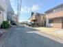 交通量の少ない前面道路ですので、小さなお子様がおられるご家庭でも安心してお住まいいただけます。