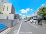 交通量の少ない前面道路ですので、小さなお子様がおられるご家庭でも安心してお住まいいただけます。