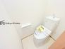 【施工例】トイレは清潔感のあるオフホワイト♪　毎日使う場所だからこそお手入れも楽々にできる機能が搭載。汚れが付着しにくい便器でお掃除も楽々！
