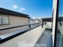 2部屋から出入りが出来る続きバルコニーは家事動線が良く、沢山の洗濯物やお布団がいっぺんに干せます！南向きで陽当たりも良好です♪
