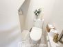 いつも綺麗に清潔に！ウォッシュレット付きトイレです！もちろん窓も付いてるので空気の入れ替えも楽にできます。※備品・小物類はCG加工しています。
