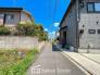 交通量の少ない前面道路ですので、小さなお子様がおられるご家庭でも安心してお住まいいただけます。