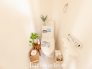 1Fと2Fにトイレがございますので、朝の忙しい時間帯も安心です。毎日使う場所だからこそ、綺麗に清潔にこだわりたいですね♪※小物類はCG加工しています。
