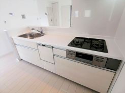収納力のあるシステムキッチンには食器洗浄機を完備。お手入れのしやすさや機能性、デザイン性に優れています。
■昭島市田中町1　新築一戸建て■