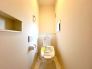 ウォシュレット機能付トイレ！嬉しい壁面収納付き。
■武蔵村山市伊奈平6　新築一戸建て■