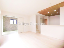 一日の中で多くの時間を過すことになるリビングダイニングだからこそ、いつも穏やかな空間であることが必然。爽やかな通風と採光を存分に感じる事が出来る空間です。
■府中市小柳町4 新築一戸建て■