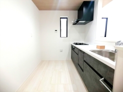 リビングにいる家族とコミュニケーションがとりやすい、人気のカウンターキッチンを採用。小さなお子さんがリビングにいても目が届くので安心。来客時には会話を楽しみながらお料理もできます。食洗機付です。
■府中市小柳町4 新築一戸建て■