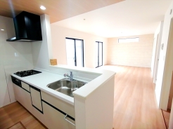 キッチンには食器洗い乾燥機や蛇口一体型浄水器を搭載。見た目も美しく大容量の収納も魅力的なシステムキッチンを採用しています。
■府中市小柳町4 新築一戸建て■