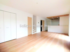 家族が集うLDKは、キッチン・ダイニング・リビングが一つの空間になった間取り。大きな窓から明るさを確保。奥様に嬉しいキッチンからLDを見渡せます。
■府中市小柳町4 新築一戸建て■