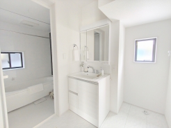 清潔なパウダールームは身だしなみチェックや肌のお手入れに最適です。収納もあり、スッキリと見映えの良い空間に拵えました。時間に余裕とゆとりを持たせます。
■三鷹市上連雀6 新築一戸建て■