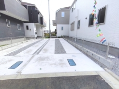 カースペース2台駐車可能。通勤用、家庭用で分けて駐車できるので日々の生活も快適ですね。■八王子市館町 新築一戸建て■