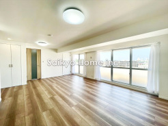 開放的な空間と、陽当たりが魅力のリビングルーム。家族の時間をゆったりと過ごせるプランニングになっています。■杉並区久我山2 マンション■