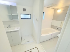 清潔なパウダールームは身だしなみチェックや肌のお手入れに最適です。収納もあり、スッキリと見映えの良い空間に拵えました。時間に余裕とゆとりを持たせます。
■立川市柴崎町5 新築一戸建て■