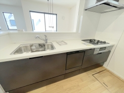 家族が集まるリビングダイニングキッチンは自然とコミュニケーションが取れる設計となっております。
■立川市柴崎町5 新築一戸建て■