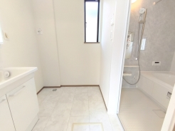 大きな三面鏡がついた洗面化粧台。鏡の裏にも収納があり洗面台がすっきりと片付きます。朝の身支度にも大変便利です。
■日野市平山5 新築一戸建て■