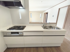 キッチンからリビング全体を見渡せるので、小さなお子様がいらしても様子を見ながら家事ができますね
■日野市平山5 新築一戸建て■