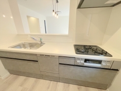 対面キッチなのでリビングにいる家族の様子がうかがえるので小さなお子様がいても安心ですね。
■昭島市玉川町5 新築一戸建て■