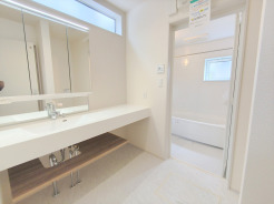 サニタリースペースには窓が備えられております。毎朝の身支度も、陽の光差し込む明るい空間で、快適にお使い頂けそうです。
■立川市一番町2 新築一戸建■